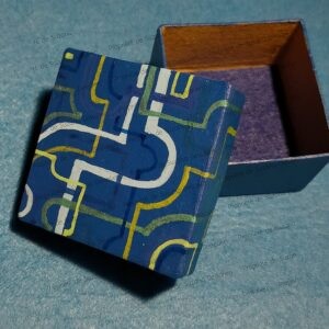 Boîte décorative peinte avec labyrinthe doré sur fond azur par Suzana Dessalien, 5x5x3cm