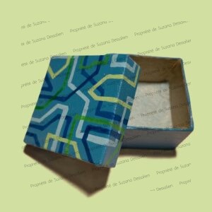 Boîte décorative acrylique aux entrelacs bleus et verts par Suzana Dessalien, 5x5x3cm