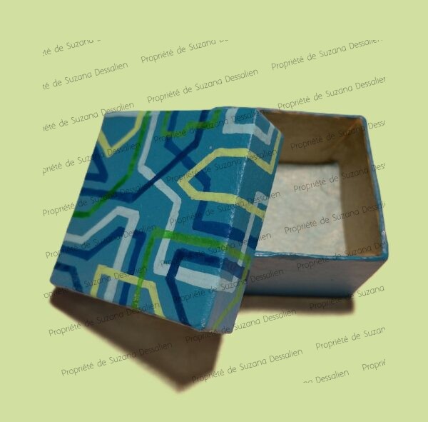 Boîte décorative acrylique aux entrelacs bleus et verts par Suzana Dessalien, 5x5x3cm