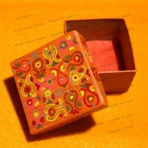 Boîte décorative acrylique aux motifs orientaux or et rouge par Suzana Dessalien, 5x5x3cm