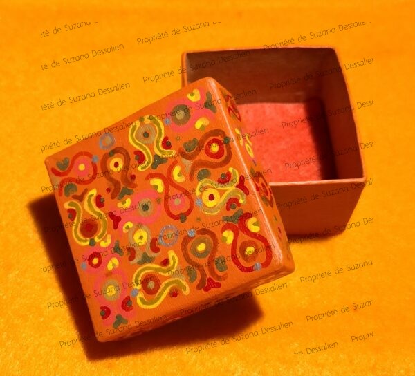 Boîte décorative acrylique aux motifs orientaux or et rouge par Suzana Dessalien, 5x5x3cm