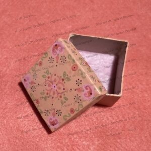 Boîte décorative acrylique aux motifs floraux roses par Suzana Dessalien, 5x5x3cm