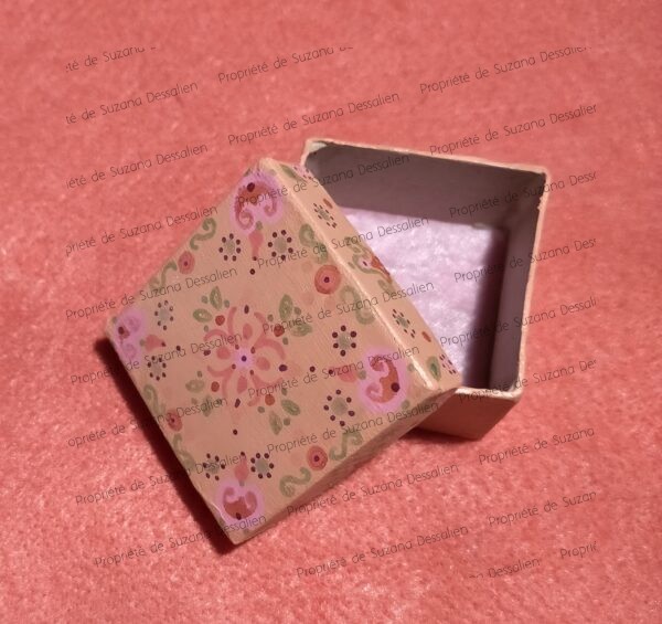 Boîte décorative acrylique aux motifs floraux roses par Suzana Dessalien, 5x5x3cm