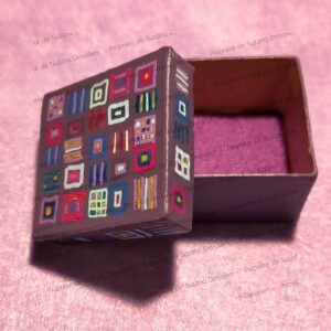 Boîte décorative acrylique aux motifs de fenêtres urbaines colorées par Suzana Dessalien, 5x5x3cm