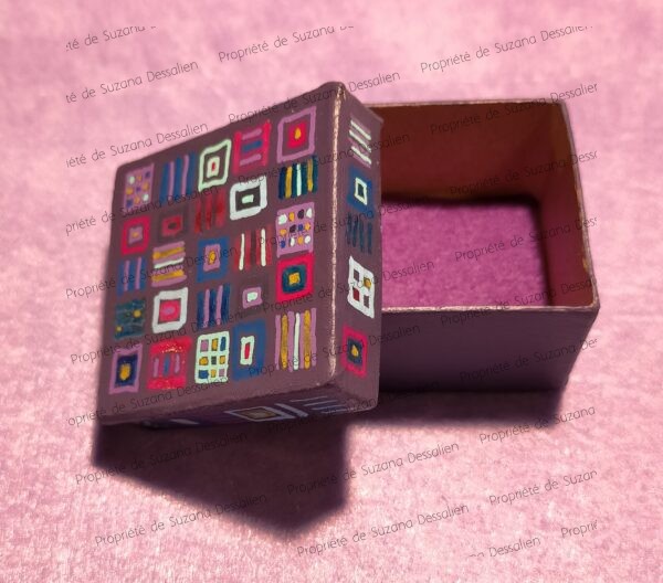Boîte décorative acrylique aux motifs de fenêtres urbaines colorées par Suzana Dessalien, 5x5x3cm