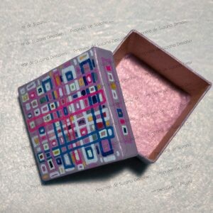 Boîte décorative acrylique aux motifs géométriques lilas et violets par Suzana Dessalien, 5x5x3cm