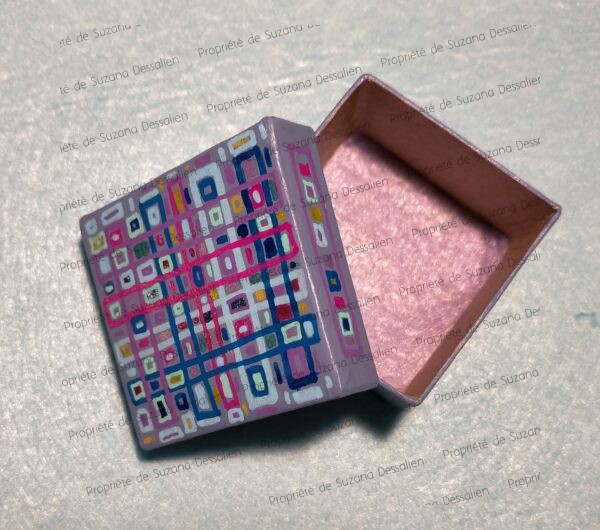 Boîte décorative acrylique aux motifs géométriques lilas et violets par Suzana Dessalien, 5x5x3cm