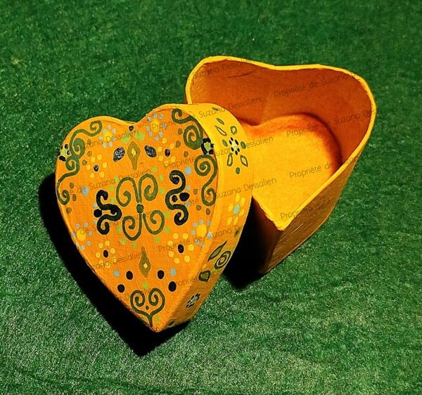 Boîte cœur arabesques orientales jaune or peinture acrylique Suzana Dessalien , pièce unique, artisanat