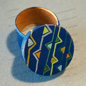 Boîte ronde Volpi bleu formes géométriques triangles peinture acrylique Suzana Dessalien artisanat pièce unique
