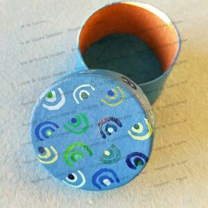 Boîte ronde Mer azur spirales bleues motifs marins peinture acrylique Suzana Dessalien artiste