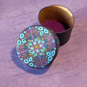 Boîte ronde mandala lilas turquoise motifs symétriques peinture acrylique Suzana Dessalien artiste