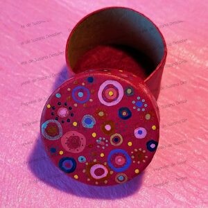 Boîte ronde Carnaval multicolore motifs floraux rose rouge bleu peinture acrylique Suzana Dessalien artiste