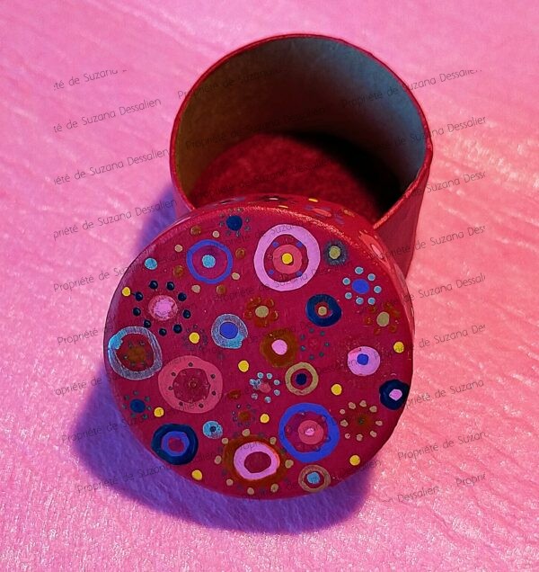 Boîte ronde Carnaval multicolore motifs floraux rose rouge bleu peinture acrylique Suzana Dessalien artiste