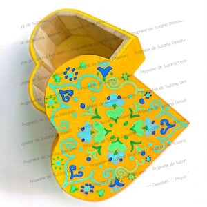 Boîte bois jaune bohème motifs turquoise anis peinte main Suzana Dessalien artiste