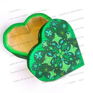 Boîte bois cœur émeraude verte motifs peints acrylique Suzana Dessalien artiste