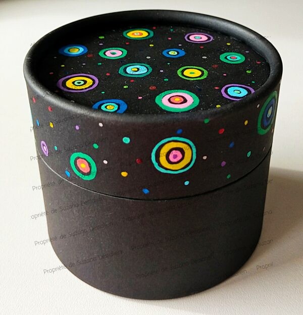 Boîte ronde Fête noir points multicolores motifs festifs peinture acrylique Suzana Dessalien artiste