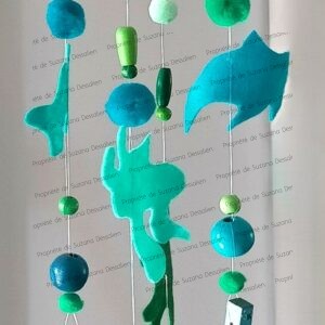 Mobile Océan bois massif bleu vert perles feutrine pompon fait main Suzana Dessalien artiste