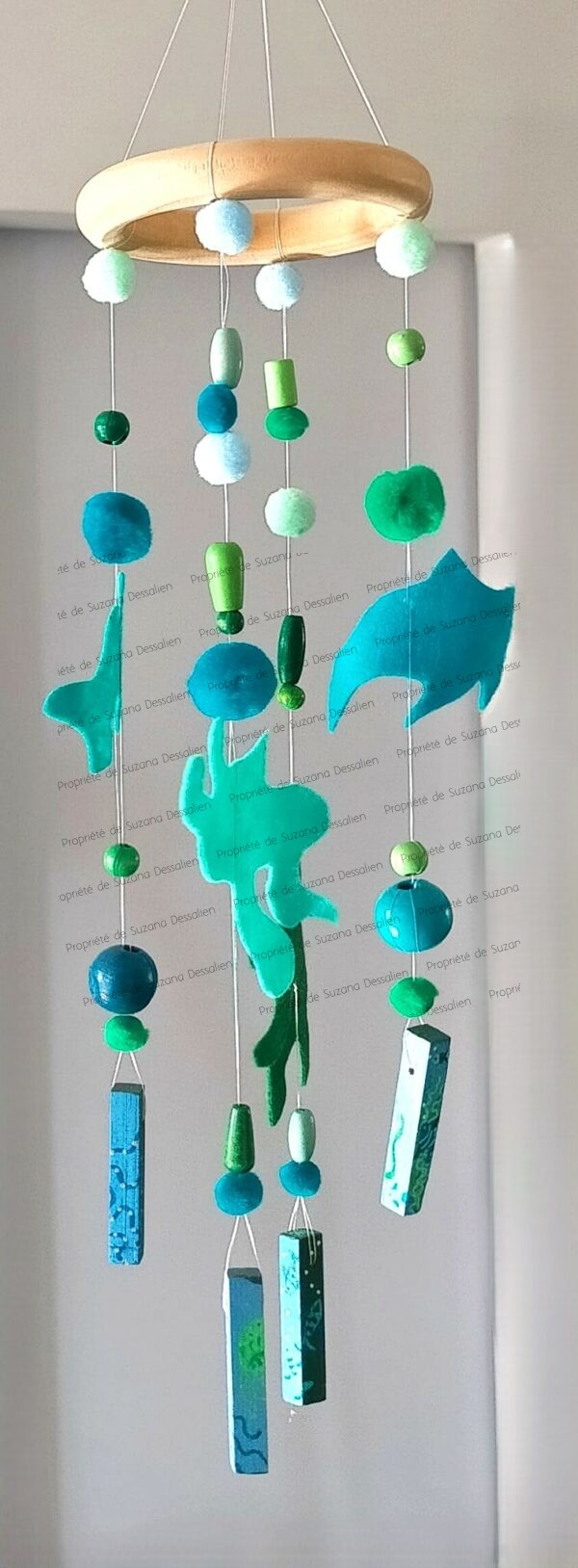 Mobile Océan bois massif bleu vert perles feutrine pompon fait main Suzana Dessalien artiste