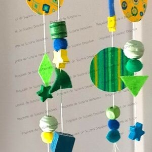 Mobile Brésil cercle et bois massif vert émeraude bleu océan perles feutrine pompons fait main Suzana Dessalien artiste