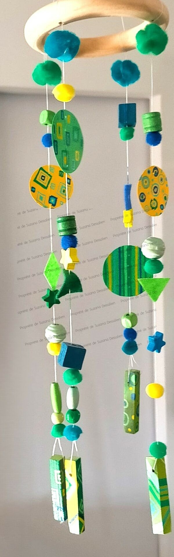 Mobile Brésil cercle et bois massif vert émeraude bleu océan perles feutrine pompons fait main Suzana Dessalien artiste
