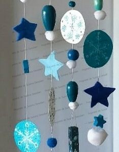 Mobile Etoile de Neige bois massif flocons étoiles blanc bleu peint main Suzana Dessalien artiste